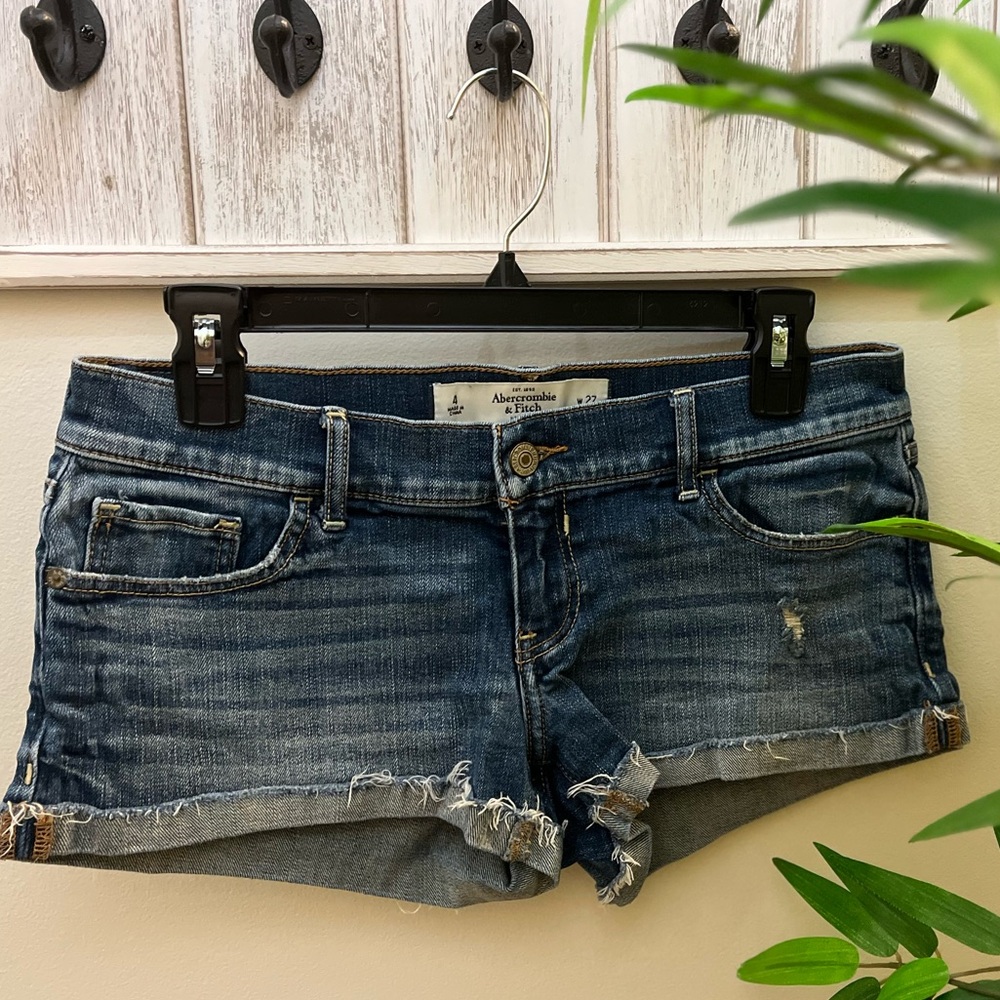 Abercrombie & Fitch Women's Blue Denim  Distressed Shorts. Size 4/27